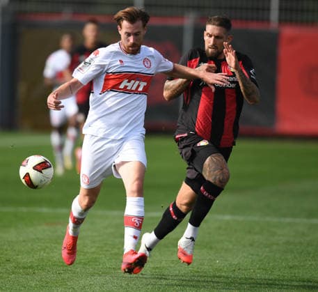 0210.2026, xophax, Fussball 1.Bundesliga, Bayer 04 Leverkusen Testspiel gegen Fortuna Köln . Robert Andrich , rechts ( Bayer 04 ) und Jannik Mause ( SC Fortuna Köln ) , links Leverkusen