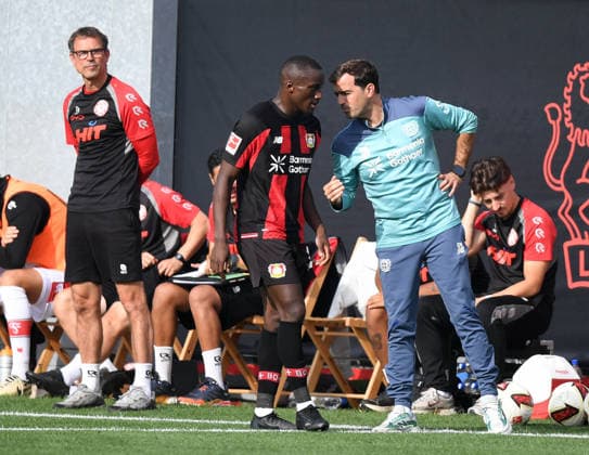 0210.2026, xophax, Fussball 1.Bundesliga, Bayer 04 Leverkusen Testspiel gegen Fortuna Köln . v.l.n.rechts : Trainer Matthias Mink ( SC Fortuna Köln ) , Moussa Diaby ( BAYER 04 ) und Trainer Carles Martinez ( Bayer 04 ) Leverkusen