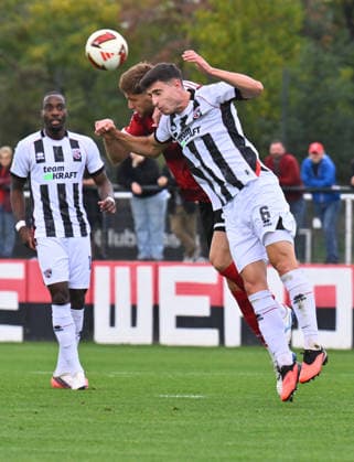 02.10.2026 - Fussball - Saison 2026 2027 - Testspiel Freundschaftsspiel Vorbereitungsspiel: 1. FC Nürnberg Nuernberg FCN ( Club ) - FC Ingolstadt FCI ( Schanzer ) - Sportfoto Zink - xwoxzix - Georgios Antzoulas (6, FC Ingolstadt ) im Kopfballduell mit Styopa Mkrtchyan (5, 1. FC Nürnberg FCN )