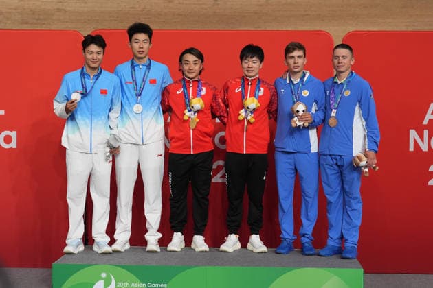 (261002) -- IZU, Oct. 2, 2026 -- Gold medalists Kuboki Kazushige (3rd L) Kojima Naoki (3rd R) of team Japan, silver medalists Wu Junjie (1st L) Sun Haijiao (2nd L) of team China, and bronze medalists Nikita Tsvetkov (2nd R) Sergey Rostovtsev of Uzbekistan pose during the awarding ceremony for the men s madison of cycling track at the 20th Asian Games Aichi-Nagoya 2026 in Izu of Shizuoka Prefecture, Japan, Oct. 2, 2026. ) (SP)JAPAN-IZU-CYCLING TRACK-ASIAN GAMES-MEN S MADISON CenxYunpeng 
