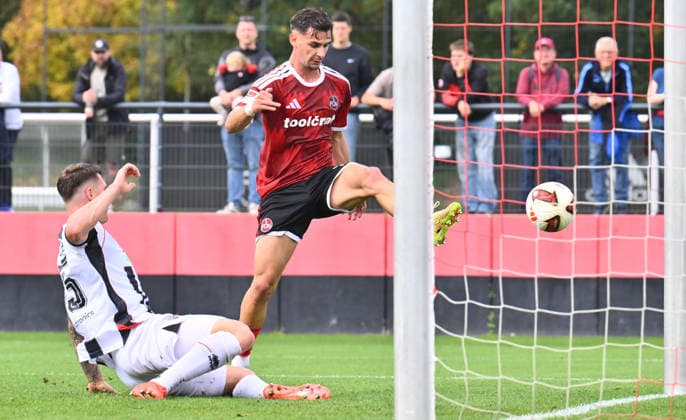 02.10.2026 - Fussball - Saison 2026 2027 - Testspiel Freundschaftsspiel Vorbereitungsspiel: 1. FC Nürnberg Nuernberg FCN ( Club ) - FC Ingolstadt FCI ( Schanzer ) - Sportfoto Zink - xwoxzix - Andrea Ceresoli (14, 1. FC Nürnberg FCN ) erzielt Treffer Tor Torschuß zum 3:0 gegen Jonas Scholz (15, FC Ingolstadt )