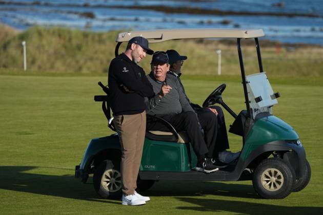 Branden Grace and Johann Rupert on the 4th hole Alfred Dunhill Links Championship, Round 2, Kingsbarns, Tayside, UK, Scotland - 02 Oct 2026 United Kingdom  Copyright: xStuartxWallace Shutterstockx 17181491y
