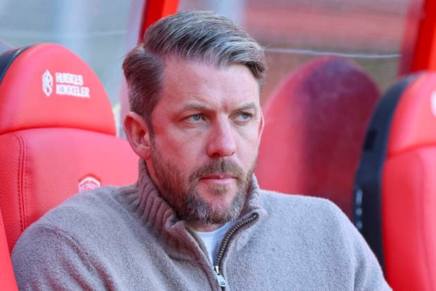 Leiter Lizenzbereich Peter Niemeyer (Werder Bremen) schaut enttaeuscht waehrend des Freundschaftsspiels zwischen dem FC Twente Enschede und Werder Bremen im De Grolsch Veste am 02. October 2026 in Enschede, Niederlande. (Foto von Marco Steinbrenner DeFodi Images) +++ Leiter Lizenzbereich Peter Niemeyer (Werder Bremen) looks dejected during the Friendly match between FC Twente Enschede and Werder Bremen at De Grolsch Veste on October 2, 2026 in Enschede, Netherlands. (Photo by Marco Steinbrenner DeFodi Images) (Photo by Marco Steinbrenner DeFodi Images) -