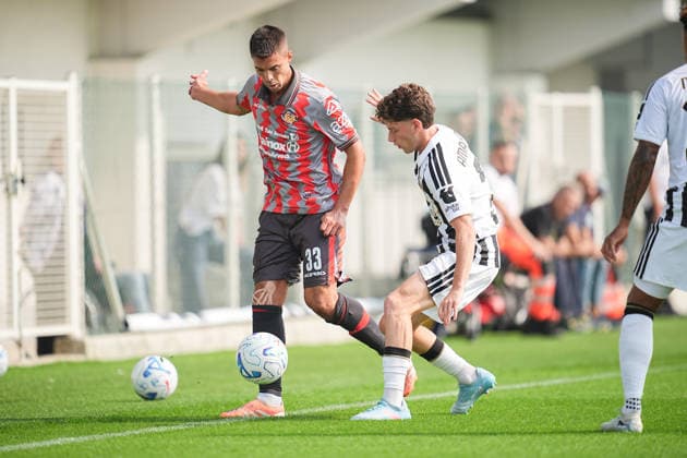 Cremonese s Alberto Grassi fights for the ball with Juventus Luca Amaradio during the friendly soccer match between Juventus and Cremonese at the Juventus Training Center in Turin, north west Italy - Friday, October 02, 2026. - Soccer .  Copyright: xMarcoxAlpozzi LaPressex