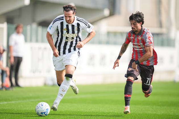 Juventus Federico Gatti fights for the ball with Cremonese s Salvatore Elia during the friendly soccer match between Juventus and Cremonese at the Juventus Training Center in Turin, north west Italy - Friday, October 02, 2026. - Soccer .  Copyright: xMarcoxAlpozzi LaPressex