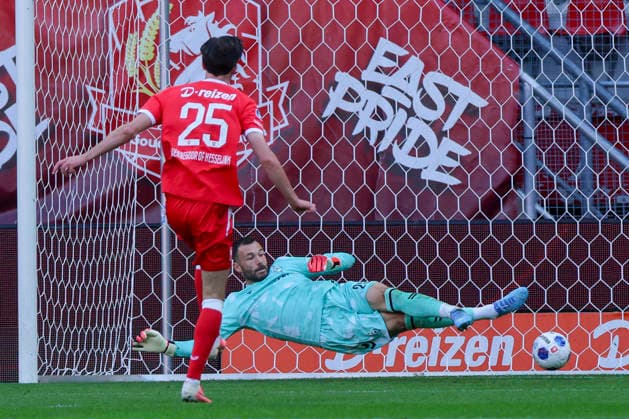 Lucas Vennegoor von Hesselink (FC Twente Enschede) verwandelt den Foulelfmeter gegen Torhueter Markus Kolke (Werder Bremen) zum 1:0 waehrend des Freundschaftsspiels zwischen dem FC Twente Enschede und Werder Bremen im De Grolsch Veste am 02. October 2026 in Enschede, Niederlande. (Foto von Marco Steinbrenner DeFodi Images) +++ Lucas Vennegoor von Hesselink (FC Twente Enschede) converted the penalty awarded for a foul on goalkeeper Markus Kolke (Werder Bremen) to make it 1 0 during the Friendly match between FC Twente Enschede and Werder Bremen at De Grolsch Veste on October 2, 2026 in Enschede, Netherlands. (Photo by Marco Steinbrenner DeFodi Images) (Photo by Marco Steinbrenner DeFodi Images) -