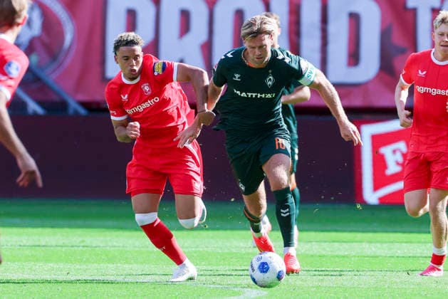 Daouda Weidmann (FC Twente Enschede) und Niclas Fuellkrug (Werder Bremen) kaempfen um den Ball waehrend des Freundschaftsspiels zwischen dem FC Twente Enschede und Werder Bremen im De Grolsch Veste am 02. October 2026 in Enschede, Niederlande. (Foto von Marco Steinbrenner DeFodi Images) +++ Daouda Weidmann (FC Twente Enschede) und Niclas Fuellkrug (Werder Bremen) battle for the ball during the Friendly match between FC Twente Enschede and Werder Bremen at De Grolsch Veste on October 2, 2026 in Enschede, Netherlands. (Photo by Marco Steinbrenner DeFodi Images) (Photo by Marco Steinbrenner DeFodi Images) -