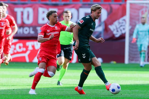 Daouda Weidmann (FC Twente Enschede) und Niclas Fuellkrug (Werder Bremen) kaempfen um den Ball waehrend des Freundschaftsspiels zwischen dem FC Twente Enschede und Werder Bremen im De Grolsch Veste am 02. October 2026 in Enschede, Niederlande. (Foto von Marco Steinbrenner DeFodi Images) +++ Daouda Weidmann (FC Twente Enschede) und Niclas Fuellkrug (Werder Bremen) battle for the ball during the Friendly match between FC Twente Enschede and Werder Bremen at De Grolsch Veste on October 2, 2026 in Enschede, Netherlands. (Photo by Marco Steinbrenner DeFodi Images) (Photo by Marco Steinbrenner DeFodi Images) -