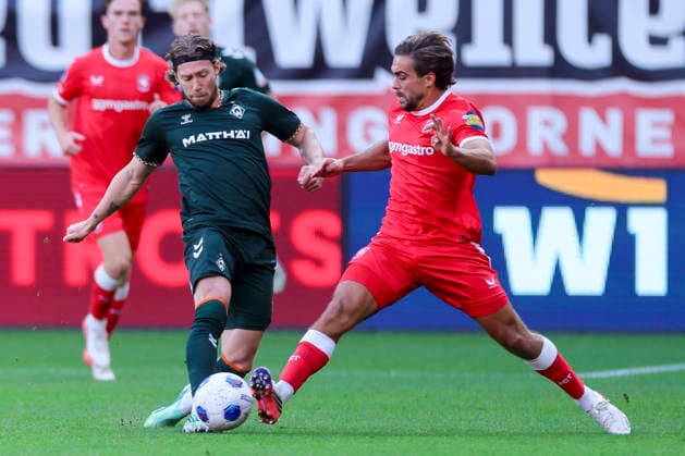 Mitchell Weiser (Werder Bremen) und Bart van Rooij (FC Twente Enschede) kaempfen um den Ball waehrend des Freundschaftsspiels zwischen dem FC Twente Enschede und Werder Bremen im De Grolsch Veste am 02. October 2026 in Enschede, Niederlande. (Foto von Marco Steinbrenner DeFodi Images) +++ Mitchell Weiser (Werder Bremen) und Bart van Rooij (FC Twente Enschede) battle for the ball during the Friendly match between FC Twente Enschede and Werder Bremen at De Grolsch Veste on October 2, 2026 in Enschede, Netherlands. (Photo by Marco Steinbrenner DeFodi Images) (Photo by Marco Steinbrenner DeFodi Images) -