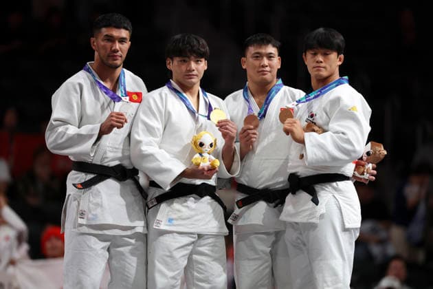 (261002) -- NAGOYA, Oct. 2, 2026 -- Gold medalist Okada Riku (2nd L) of Japan, silver medalist Erlan Sherov (1st L) of Kyrgyzstan, and bronze medalists Han Qi (2nd R) of China and Kim Jonghoon of South Korea pose during the awarding ceremony for the men -90kg of Judo at the 20th Asian Games Aichi-Nagoya 2026 in Nagoya, Japan, Oct. 2, 2026. ) (SP)JAPAN-NAGOYA-ASIAN GAMES-JUDO-MEN -90KG YaoxQilin 