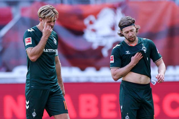 Niclas Fuellkrug (Werder Bremen) und Mitchell Weiser (Werder Bremen) schauen enttaeuscht waehrend des Freundschaftsspiels zwischen dem FC Twente Enschede und Werder Bremen im De Grolsch Veste am 02. October 2026 in Enschede, Niederlande. (Foto von Marco Steinbrenner DeFodi Images) +++ Niclas Fuellkrug (Werder Bremen) und Mitchell Weiser (Werder Bremen) look dejected during the Friendly match between FC Twente Enschede and Werder Bremen at De Grolsch Veste on October 2, 2026 in Enschede, Netherlands. (Photo by Marco Steinbrenner DeFodi Images) (Photo by Marco Steinbrenner DeFodi Images) -