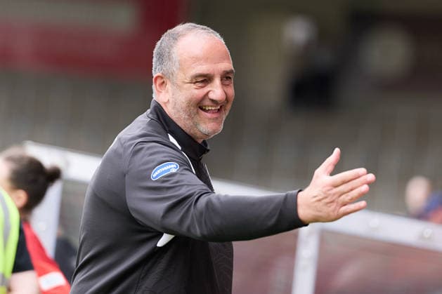 Frank Schmidt (1.FC Heidenheim, Chef-Trainer) streckt die Hand zur Begruessung aus GER, 1. FC Heidenheim 1846 e. V. vs. FC Wuerzburger Kickers, Fussball, Freundschaftsspiele - Herren, Spielzeit 2026 2027, 02.10.2026 GER, 1. FC Heidenheim 1846 e. V. vs. FC Wuerzburger Kickers, Fussball, Freundschaftsspiele - Herren, Spielzeit 2026 2027, 02.10.2026 Heidenheim an der Brenz Copyright: xEibner-Pressefoto GeraldxOelze-dexStoppanyx EP_ODS
