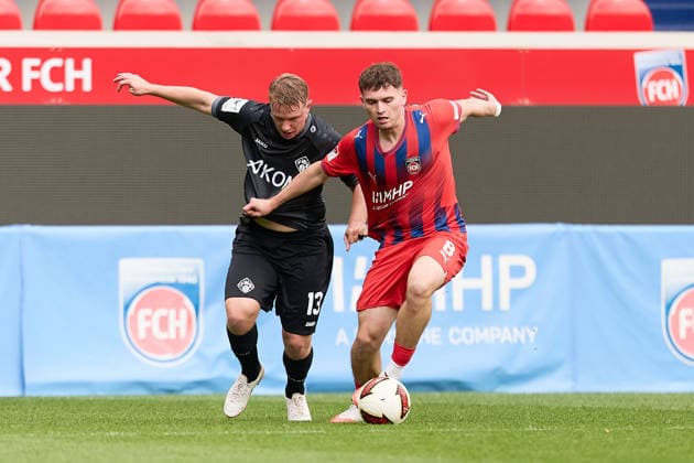 Zweikampf, Duell zwischen Philipp Ochs (FC Wuerzburger Kickers, 13) und Paul Hennrich (1.FC Heidenheim, 08) GER, 1. FC Heidenheim 1846 e. V. vs. FC Wuerzburger Kickers, Fussball, Freundschaftsspiele - Herren, Spielzeit 2026 2027, 02.10.2026 GER, 1. FC Heidenheim 1846 e. V. vs. FC Wuerzburger Kickers, Fussball, Freundschaftsspiele - Herren, Spielzeit 2026 2027, 02.10.2026 Heidenheim an der Brenz Copyright: xEibner-Pressefoto GeraldxOelze-dexStoppanyx EP_ODS