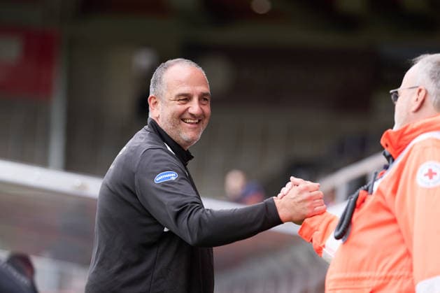 Frank Schmidt (1.FC Heidenheim, Chef-Trainer) begruesste einen Sanitaeter GER, 1. FC Heidenheim 1846 e. V. vs. FC Wuerzburger Kickers, Fussball, Freundschaftsspiele - Herren, Spielzeit 2026 2027, 02.10.2026 GER, 1. FC Heidenheim 1846 e. V. vs. FC Wuerzburger Kickers, Fussball, Freundschaftsspiele - Herren, Spielzeit 2026 2027, 02.10.2026 Heidenheim an der Brenz Copyright: xEibner-Pressefoto GeraldxOelze-dexStoppanyx EP_ODS
