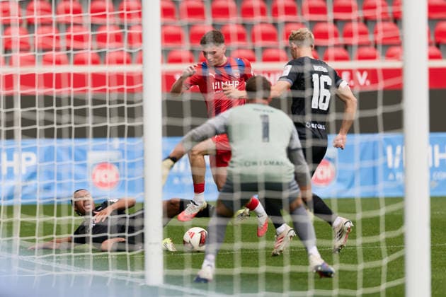 David Abrangao (FC Wuerzburger Kickers, 03) am Boden, Torchance Paul Hennrich (1.FC Heidenheim, 08), Johann Hipper (FC Wuerzburger Kickers, 01), Louis Breuning (FC Wuerzburger Kickers, 16) GER, 1. FC Heidenheim 1846 e. V. vs. FC Wuerzburger Kickers, Fussball, Freundschaftsspiele - Herren, Spielzeit 2026 2027, 02.10.2026 GER, 1. FC Heidenheim 1846 e. V. vs. FC Wuerzburger Kickers, Fussball, Freundschaftsspiele - Herren, Spielzeit 2026 2027, 02.10.2026 Heidenheim an der Brenz Copyright: xEibner-Pressefoto GeraldxOelze-dexStoppanyx EP_ODS