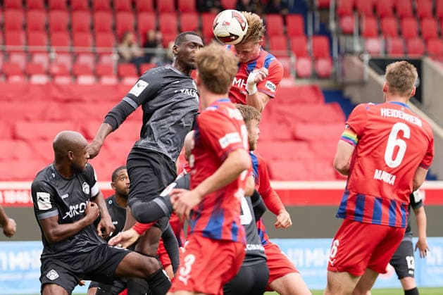 David Kinsombi (FC Wuerzburger Kickers, 08), Kopfballduell Taris Bonga (FC Wuerzburger Kickers, 30), Mikkel Kaufmann (1.FC Heidenheim, 29), Patrick Mainka (1.FC Heidenheim, 06) GER, 1. FC Heidenheim 1846 e. V. vs. FC Wuerzburger Kickers, Fussball, Freundschaftsspiele - Herren, Spielzeit 2026 2027, 02.10.2026 GER, 1. FC Heidenheim 1846 e. V. vs. FC Wuerzburger Kickers, Fussball, Freundschaftsspiele - Herren, Spielzeit 2026 2027, 02.10.2026 Heidenheim an der Brenz Copyright: xEibner-Pressefoto GeraldxOelze-dexStoppanyx EP_ODS