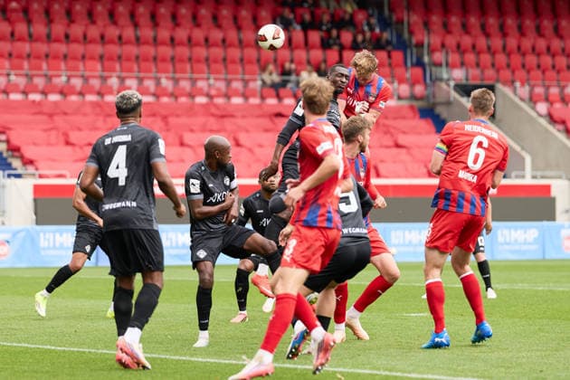 Nathan de Medina (FC Wuerzburger Kickers, 04), David Kinsombi (FC Wuerzburger Kickers, 08), Kopfballduell Taris Bonga (FC Wuerzburger Kickers, 30), Mikkel Kaufmann (1.FC Heidenheim, 29), Patrick Mainka (1.FC Heidenheim, 06) GER, 1. FC Heidenheim 1846 e. V. vs. FC Wuerzburger Kickers, Fussball, Freundschaftsspiele - Herren, Spielzeit 2026 2027, 02.10.2026 GER, 1. FC Heidenheim 1846 e. V. vs. FC Wuerzburger Kickers, Fussball, Freundschaftsspiele - Herren, Spielzeit 2026 2027, 02.10.2026 Heidenheim an der Brenz Copyright: xEibner-Pressefoto GeraldxOelze-dexStoppanyx EP_ODS