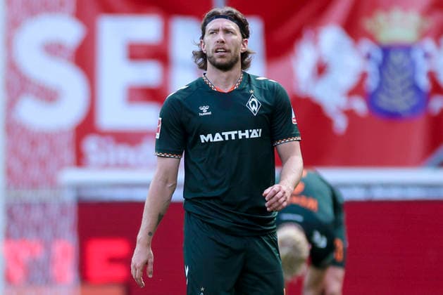 Mitchell Weiser (Werder Bremen) schaut enttaeuscht waehrend des Freundschaftsspiels zwischen dem FC Twente Enschede und Werder Bremen im De Grolsch Veste am 02. October 2026 in Enschede, Niederlande. (Foto von Marco Steinbrenner DeFodi Images) +++ Mitchell Weiser (Werder Bremen) looks dejected during the Friendly match between FC Twente Enschede and Werder Bremen at De Grolsch Veste on October 2, 2026 in Enschede, Netherlands. (Photo by Marco Steinbrenner DeFodi Images) (Photo by Marco Steinbrenner DeFodi Images) -