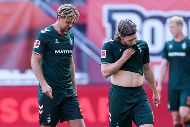 Niclas Fuellkrug (Werder Bremen) und Mitchell Weiser (Werder Bremen) schauen enttaeuscht waehrend des Freundschaftsspiels zwischen dem FC Twente Enschede und Werder Bremen im De Grolsch Veste am 02. October 2026 in Enschede, Niederlande. (Foto von Marco Steinbrenner DeFodi Images) +++ Niclas Fuellkrug (Werder Bremen) und Mitchell Weiser (Werder Bremen) look dejected during the Friendly match between FC Twente Enschede and Werder Bremen at De Grolsch Veste on October 2, 2026 in Enschede, Netherlands. (Photo by Marco Steinbrenner DeFodi Images) (Photo by Marco Steinbrenner DeFodi Images) -