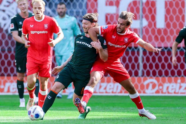 Mitchell Weiser (Werder Bremen) und Bart van Rooij (FC Twente Enschede) kaempfen um den Ball waehrend des Freundschaftsspiels zwischen dem FC Twente Enschede und Werder Bremen im De Grolsch Veste am 02. October 2026 in Enschede, Niederlande. (Foto von Marco Steinbrenner DeFodi Images) +++ Mitchell Weiser (Werder Bremen) und Bart van Rooij (FC Twente Enschede) battle for the ball during the Friendly match between FC Twente Enschede and Werder Bremen at De Grolsch Veste on October 2, 2026 in Enschede, Netherlands. (Photo by Marco Steinbrenner DeFodi Images) (Photo by Marco Steinbrenner DeFodi Images) -