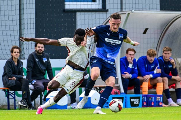 02.10.2026, GER, Fußball, Herren, FSP, FC Augsburg vs Hertha BSC Berlin verbissener Zweikampf, Uchenna 0gundu (FC Augsburg, 39), Niklas Kolbe (Hertha BSC, 27) Augsburg Paul-Renz-Akademie Bayern Deutschland Copyright: xNordphotox xHafnerx