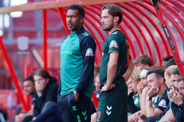 Trainer Daniel Thioune (Werder Bremen) und Olivier Deman (Werder Bremen) schauen enttaeuscht waehrend des Freundschaftsspiels zwischen dem FC Twente Enschede und Werder Bremen im De Grolsch Veste am 02. October 2026 in Enschede, Niederlande. (Foto von Marco Steinbrenner DeFodi Images) +++ Trainer Daniel Thioune (Werder Bremen) und Olivier Deman (Werder Bremen) look dejected during the Friendly match between FC Twente Enschede and Werder Bremen at De Grolsch Veste on October 2, 2026 in Enschede, Netherlands. (Photo by Marco Steinbrenner DeFodi Images) (Photo by Marco Steinbrenner DeFodi Images) -