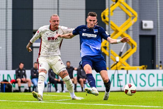 02.10.2026, GER, Fußball, Herren, FSP, FC Augsburg vs Hertha BSC Berlin Marius Wolf (FC Augsburg, 27), Niklas Kolbe (Hertha BSC, 27) Augsburg Paul-Renz-Akademie Bayern Deutschland Copyright: xNordphotox xHafnerx
