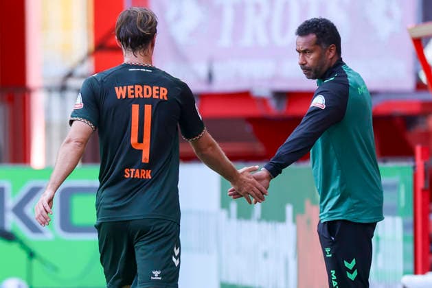 Niklas Stark (Werder Bremen) und Trainer Daniel Thioune (Werder Bremen) schauen enttaeuscht waehrend des Freundschaftsspiels zwischen dem FC Twente Enschede und Werder Bremen im De Grolsch Veste am 02. October 2026 in Enschede, Niederlande. (Foto von Marco Steinbrenner DeFodi Images) +++ Niklas Stark (Werder Bremen) und Trainer Daniel Thioune (Werder Bremen) look dejected during the Friendly match between FC Twente Enschede and Werder Bremen at De Grolsch Veste on October 2, 2026 in Enschede, Netherlands. (Photo by Marco Steinbrenner DeFodi Images) (Photo by Marco Steinbrenner DeFodi Images) -
