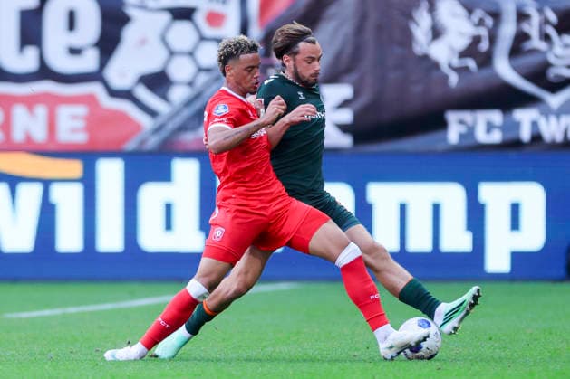 Max Bruns (FC Twente Enschede) und Michal Rosiak (FC Twente Enschede) kaempfen um den Ball waehrend des Freundschaftsspiels zwischen dem FC Twente Enschede und Werder Bremen im De Grolsch Veste am 02. October 2026 in Enschede, Niederlande. (Foto von Marco Steinbrenner DeFodi Images) +++ Max Bruns (FC Twente Enschede) und Michal Rosiak (FC Twente Enschede) battle for the ball during the Friendly match between FC Twente Enschede and Werder Bremen at De Grolsch Veste on October 2, 2026 in Enschede, Netherlands. (Photo by Marco Steinbrenner DeFodi Images) (Photo by Marco Steinbrenner DeFodi Images) -