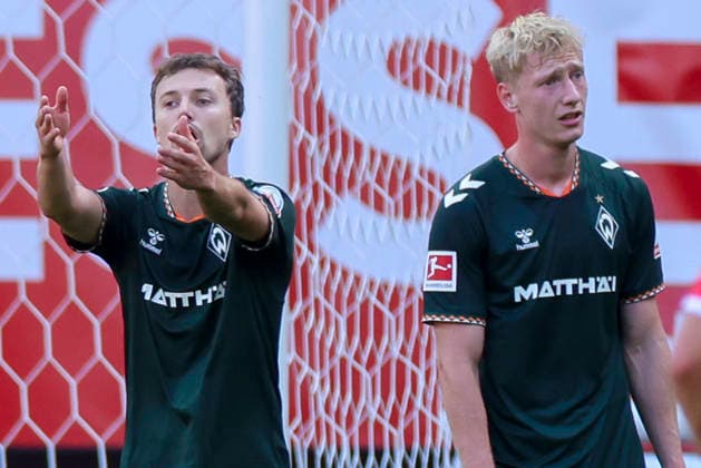 Youri Regeer (Werder Bremen) und Oskar Wojcik (Werder Bremen) schauen enttaeuscht waehrend des Freundschaftsspiels zwischen dem FC Twente Enschede und Werder Bremen im De Grolsch Veste am 02. October 2026 in Enschede, Niederlande. (Foto von Marco Steinbrenner DeFodi Images) +++ Youri Regeer (Werder Bremen) und Oskar Wojcik (Werder Bremen) look dejected during the Friendly match between FC Twente Enschede and Werder Bremen at De Grolsch Veste on October 2, 2026 in Enschede, Netherlands. (Photo by Marco Steinbrenner DeFodi Images) (Photo by Marco Steinbrenner DeFodi Images) -