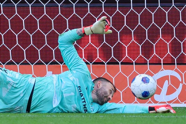 Torhueter Markus Kolke (Werder Bremen) kassiert das Gegentor zum 5:0 waehrend des Freundschaftsspiels zwischen dem FC Twente Enschede und Werder Bremen im De Grolsch Veste am 02. October 2026 in Enschede, Niederlande. (Foto von Marco Steinbrenner DeFodi Images) +++ Torhueter Markus Kolke (Werder Bremen) concedes the goal that makes it 5 0 during the Friendly match between FC Twente Enschede and Werder Bremen at De Grolsch Veste on October 2, 2026 in Enschede, Netherlands. (Photo by Marco Steinbrenner DeFodi Images) (Photo by Marco Steinbrenner DeFodi Images) -
