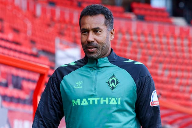 Trainer Daniel Thioune (Werder Bremen) schaut waehrend des Freundschaftsspiels zwischen dem FC Twente Enschede und Werder Bremen im De Grolsch Veste am 02. October 2026 in Enschede, Niederlande. (Foto von Marco Steinbrenner DeFodi Images) +++ Trainer Daniel Thioune (Werder Bremen) looks on during the Friendly match between FC Twente Enschede and Werder Bremen at De Grolsch Veste on October 2, 2026 in Enschede, Netherlands. (Photo by Marco Steinbrenner DeFodi Images) (Photo by Marco Steinbrenner DeFodi Images) -