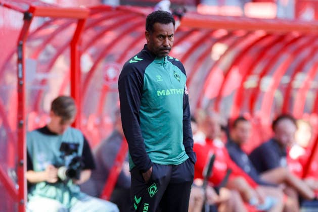 Trainer Daniel Thioune (Werder Bremen) schaut enttaeuscht waehrend des Freundschaftsspiels zwischen dem FC Twente Enschede und Werder Bremen im De Grolsch Veste am 02. October 2026 in Enschede, Niederlande. (Foto von Marco Steinbrenner DeFodi Images) +++ Trainer Daniel Thioune (Werder Bremen) looks dejected during the Friendly match between FC Twente Enschede and Werder Bremen at De Grolsch Veste on October 2, 2026 in Enschede, Netherlands. (Photo by Marco Steinbrenner DeFodi Images) (Photo by Marco Steinbrenner DeFodi Images) -