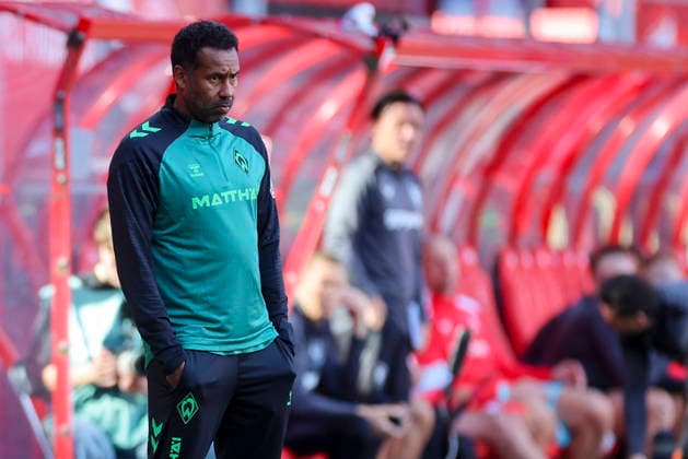 Trainer Daniel Thioune (Werder Bremen) schaut enttaeuscht waehrend des Freundschaftsspiels zwischen dem FC Twente Enschede und Werder Bremen im De Grolsch Veste am 02. October 2026 in Enschede, Niederlande. (Foto von Marco Steinbrenner DeFodi Images) +++ Trainer Daniel Thioune (Werder Bremen) looks dejected during the Friendly match between FC Twente Enschede and Werder Bremen at De Grolsch Veste on October 2, 2026 in Enschede, Netherlands. (Photo by Marco Steinbrenner DeFodi Images) (Photo by Marco Steinbrenner DeFodi Images) -