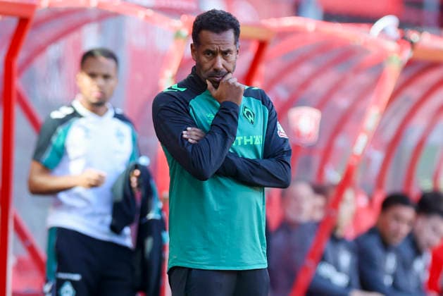Trainer Daniel Thioune (Werder Bremen) schaut enttaeuscht waehrend des Freundschaftsspiels zwischen dem FC Twente Enschede und Werder Bremen im De Grolsch Veste am 02. October 2026 in Enschede, Niederlande. (Foto von Marco Steinbrenner DeFodi Images) +++ Trainer Daniel Thioune (Werder Bremen) looks dejected during the Friendly match between FC Twente Enschede and Werder Bremen at De Grolsch Veste on October 2, 2026 in Enschede, Netherlands. (Photo by Marco Steinbrenner DeFodi Images) (Photo by Marco Steinbrenner DeFodi Images) -