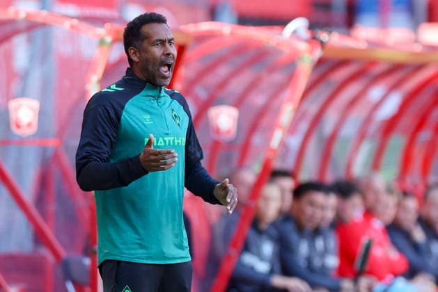 Trainer Daniel Thioune (Werder Bremen) schaut enttaeuscht waehrend des Freundschaftsspiels zwischen dem FC Twente Enschede und Werder Bremen im De Grolsch Veste am 02. October 2026 in Enschede, Niederlande. (Foto von Marco Steinbrenner DeFodi Images) +++ Trainer Daniel Thioune (Werder Bremen) looks dejected during the Friendly match between FC Twente Enschede and Werder Bremen at De Grolsch Veste on October 2, 2026 in Enschede, Netherlands. (Photo by Marco Steinbrenner DeFodi Images) (Photo by Marco Steinbrenner DeFodi Images) -