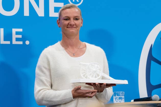 Alexandra Popp (Fussballerin, Olympiasiegerin) mit einer der Trophaeen bei der Ehrung der besten Goalgetter im Deutschen Amateurfussball in der Volkswagen VW Media Lounge mit dem Motto Torjaegerkanone fuer alle GER, Deutschland vs. Serbien, Fussball, UEFA Nations League, Ligaphase Liga A, 3. Spieltag, Spielzeit 2026 2027, 01.10.2026 (DFL DFB REGULATIONS PROHIBIT ANY USE OF PHOTOGRAPHS as IMAGE SEQUENCES and or QUASI-VIDEO). Foto: HMB Media Heike Feiner Copyright: HMBxMedia HeikexFeiner