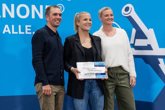 Philipp Lahm (Fussballer, Weltmeister 2014) und Alexandra Popp (Fussballerin, Olympiasiegerin) mit Lyn Meyer (Eintracht Braunschweig, 39 Tore in Liga 4) bei der Ehrung der besten Goalgetter im Deutschen Amateurfussball in der Volkswagen VW Media Lounge mit dem Motto Torjaegerkanone fuer alle GER, Deutschland vs. Serbien, Fussball, UEFA Nations League, Ligaphase Liga A, 3. Spieltag, Spielzeit 2026 2027, 01.10.2026 (DFL DFB REGULATIONS PROHIBIT ANY USE OF PHOTOGRAPHS as IMAGE SEQUENCES and or QUASI-VIDEO). Foto: HMB Media Heike Feiner Copyright: HMBxMedia HeikexFeiner