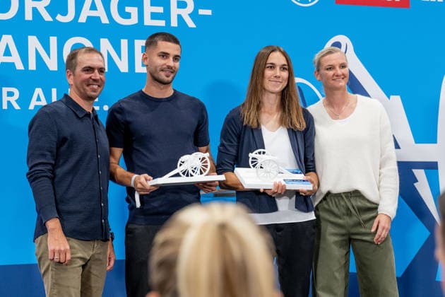 Philipp Lahm (Fussballer, Weltmeister 2014) und Alexandra Popp (Fussballerin, Olympiasiegerin) mit Erolind Krasniqi (ETSV Hamburg, 48 Tore in Liga 5) und Karina Wilhelm (SV 1911 Dingelstaedt, 57 Tore in Liga 5) bei der Ehrung der besten Goalgetter im Deutschen Amateurfussball in der Volkswagen VW Media Lounge mit dem Motto Torjaegerkanone fuer alle GER, Deutschland vs. Serbien, Fussball, UEFA Nations League, Ligaphase Liga A, 3. Spieltag, Spielzeit 2026 2027, 01.10.2026 (DFL DFB REGULATIONS PROHIBIT ANY USE OF PHOTOGRAPHS as IMAGE SEQUENCES and or QUASI-VIDEO). Foto: HMB Media Heike Feiner Copyright: HMBxMedia HeikexFeiner