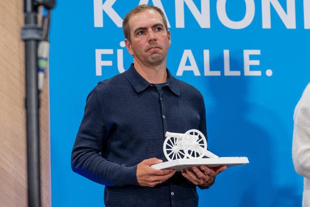 Philipp Lahm (Fussballer, Weltmeister 2014) mit einer Trophaee bei der Ehrung der besten Goalgetter im Deutschen Amateurfussball in der Volkswagen VW Media Lounge mit dem Motto Torjaegerkanone fuer alle GER, Deutschland vs. Serbien, Fussball, UEFA Nations League, Ligaphase Liga A, 3. Spieltag, Spielzeit 2026 2027, 01.10.2026 (DFL DFB REGULATIONS PROHIBIT ANY USE OF PHOTOGRAPHS as IMAGE SEQUENCES and or QUASI-VIDEO). Foto: HMB Media Heike Feiner Copyright: HMBxMedia HeikexFeiner