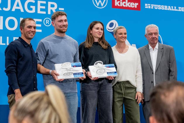 Philipp Lahm (Fussballer, Weltmeister 2014) und Alexandra Popp (Fussballerin, Olympiasiegerin) mit Eike-Tjark Schmidt (GVO Oldenburg, 54 Tore in Liga 7) und Larissa Krumrey (SV Lohausen, 81 Tore in Liga 7) bei der Ehrung der besten Goalgetter im Deutschen Amateurfussball in der Volkswagen VW Media Lounge mit dem Motto Torjaegerkanone fuer alle GER, Deutschland vs. Serbien, Fussball, UEFA Nations League, Ligaphase Liga A, 3. Spieltag, Spielzeit 2026 2027, 01.10.2026 (DFL DFB REGULATIONS PROHIBIT ANY USE OF PHOTOGRAPHS as IMAGE SEQUENCES and or QUASI-VIDEO). Foto: HMB Media Heike Feiner Copyright: HMBxMedia HeikexFeiner