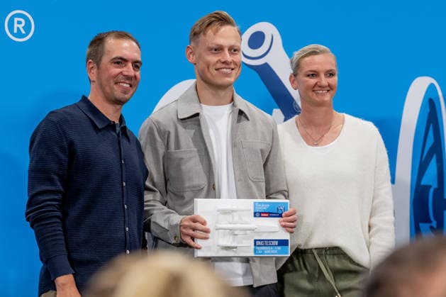 Philipp Lahm (Fussballer, Weltmeister 2014) und Alexandra Popp (Fussballerin, Olympiasiegerin) mit Jonas Telschow (Kirchhoerder SC 58, 71 Tore in Liga 8) bei der Ehrung der besten Goalgetter im Deutschen Amateurfussball in der Volkswagen VW Media Lounge mit dem Motto Torjaegerkanone fuer alle GER, Deutschland vs. Serbien, Fussball, UEFA Nations League, Ligaphase Liga A, 3. Spieltag, Spielzeit 2026 2027, 01.10.2026 (DFL DFB REGULATIONS PROHIBIT ANY USE OF PHOTOGRAPHS as IMAGE SEQUENCES and or QUASI-VIDEO). Foto: HMB Media Heike Feiner Copyright: HMBxMedia HeikexFeiner