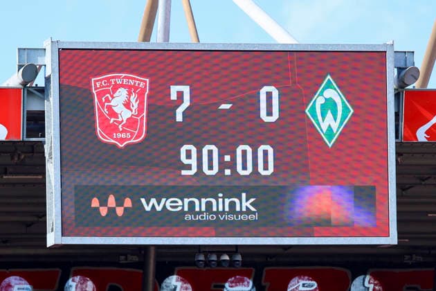 Auf der Anzeigetafel steht der 7:0 Heimsieg des FC Twente Enschede gegen Werder Bremen waehrend des Freundschaftsspiels zwischen dem FC Twente Enschede und Werder Bremen im De Grolsch Veste am 02. October 2026 in Enschede, Niederlande. (Foto von Marco Steinbrenner DeFodi Images) +++ The scoreboard shows FC Twente Enschede™s 7 0 home win against Werder Bremen during the Friendly match between FC Twente Enschede and Werder Bremen at De Grolsch Veste on October 2, 2026 in Enschede, Netherlands. (Photo by Marco Steinbrenner DeFodi Images) (Photo by Marco Steinbrenner DeFodi Images) -