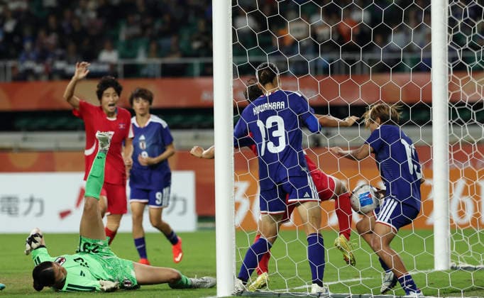(261002) -- FUKUROI, Oct. 2, 2026 -- Goalkeeper Ohba Shu (L) of Japan fails to save the ball during the women s final match of football between Japan and the Democratic People s Republic of Korea (DPRK) at 20th Asian Games Aichi-Nagoya 2026 in Fukuroi of Shizuoka Prefecture, Japan, Oct. 2, 2026. ) (SP)JAPAN-FUKUROI-ASIAN GAMES-FOOTBALL-WOMEN FINAL-PRK VS JPN JiaxHaocheng 