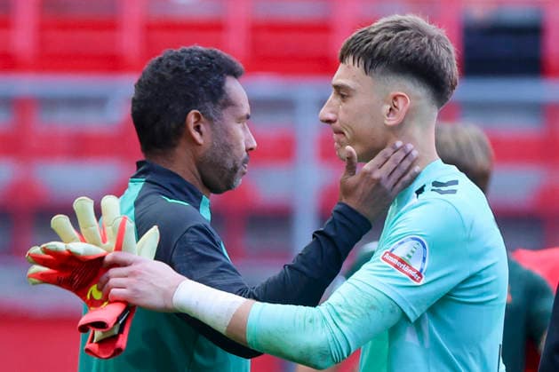 Trainer Daniel Thioune (Werder Bremen) und Torhueter Stefan Smarkalev (Werder Bremen) schauen enttaeuscht waehrend des Freundschaftsspiels zwischen dem FC Twente Enschede und Werder Bremen im De Grolsch Veste am 02. October 2026 in Enschede, Niederlande. (Foto von Marco Steinbrenner DeFodi Images) +++ Trainer Daniel Thioune (Werder Bremen) und Torhueter Stefan Smarkalev (Werder Bremen) look dejected during the Friendly match between FC Twente Enschede and Werder Bremen at De Grolsch Veste on October 2, 2026 in Enschede, Netherlands. (Photo by Marco Steinbrenner DeFodi Images) (Photo by Marco Steinbrenner DeFodi Images) -