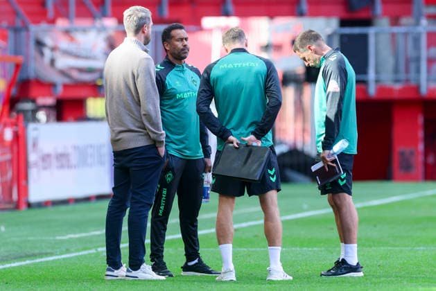 Leiter Lizenzbereich Peter Niemeyer (Werder Bremen), Trainer Daniel Thioune (Werder Bremen), Co-Trainer Christian Gross (Werder Bremen) und Co-Trainer Jan Hoepner (Werder Bremen) unterhalten sich waehrend des Freundschaftsspiels zwischen dem FC Twente Enschede und Werder Bremen im De Grolsch Veste am 02. October 2026 in Enschede, Niederlande. (Foto von Marco Steinbrenner DeFodi Images) +++ Leiter Lizenzbereich Peter Niemeyer (Werder Bremen), Trainer Daniel Thioune (Werder Bremen), Co-Trainer Christian Gross (Werder Bremen) und Co-Trainer Jan Hoepner (Werder Bremen) talk together during the Friendly match between FC Twente Enschede and Werder Bremen at De Grolsch Veste on October 2, 2026 in Enschede, Netherlands. (Photo by Marco Steinbrenner DeFodi Images) (Photo by Marco Steinbrenner DeFodi Images) -
