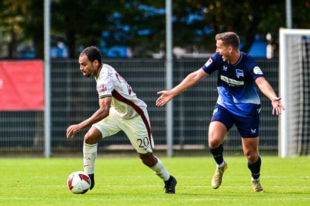 02.10.2026, GER, Fußball, Herren, FSP, FC Augsburg vs Hertha BSC Berlin Alexis Claude-Maurice (FC Augsburg, 20), Paul Seguin (Hertha BSC, 30) reklamiert ein Foul Augsburg Paul-Renz-Akademie Bayern Deutschland Copyright: xNordphotox xHafnerx