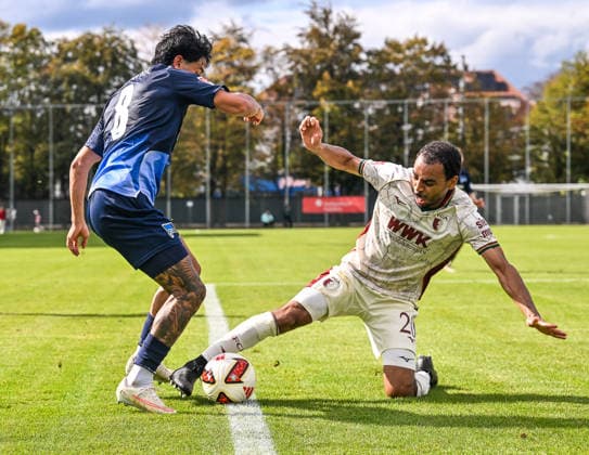 02.10.2026, GER, Fußball, Herren, FSP, FC Augsburg vs Hertha BSC Berlin Kevin Sessa (Hertha BSC, 8), Alexis Claude-Maurice (FC Augsburg, 20) Augsburg Paul-Renz-Akademie Bayern Deutschland Copyright: xNordphotox xHafnerx