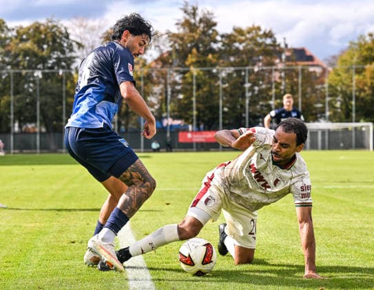02.10.2026, GER, Fußball, Herren, FSP, FC Augsburg vs Hertha BSC Berlin Kevin Sessa (Hertha BSC, 8), Alexis Claude-Maurice (FC Augsburg, 20) Augsburg Paul-Renz-Akademie Bayern Deutschland Copyright: xNordphotox xHafnerx