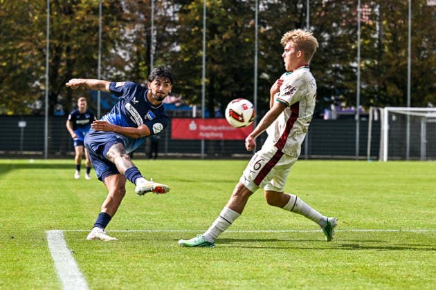 02.10.2026, GER, Fußball, Herren, FSP, FC Augsburg vs Hertha BSC Berlin Kevin Sessa (Hertha BSC, 8), Hennes Behrens (FC Augsburg, 16) Augsburg Paul-Renz-Akademie Bayern Deutschland Copyright: xNordphotox xHafnerx